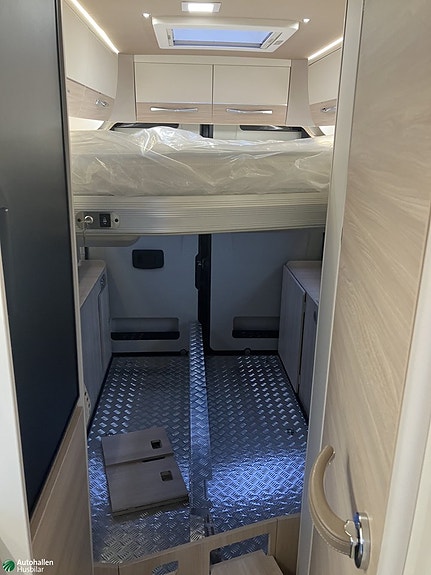 Eura Mobil Van 635 HB Automat / Höjbar säng bak / MC-Garage 6 of 16