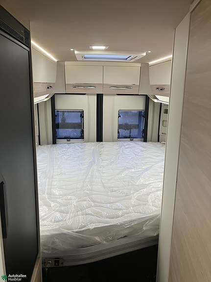 Eura Mobil Van 635 HB Automat / Höjbar säng bak / MC-Garage 5 of 16