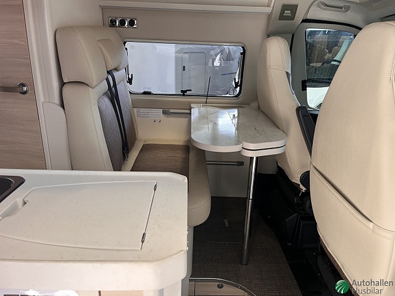 Eura Mobil Van 635 HB Automat / Höjbar säng bak / MC-Garage 2 of 16