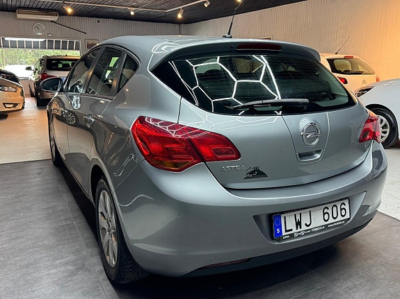 Opel Astra 4 of 5