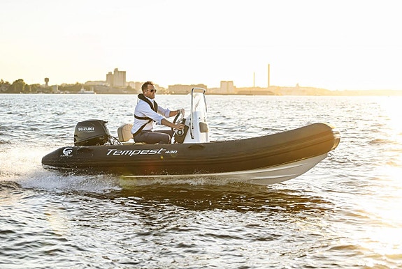 Capelli Tempest 430 SWE med Suzuki DF30