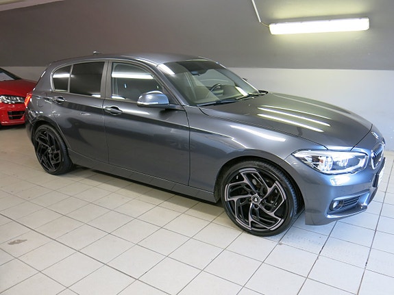 BMW 118i 3 of 5