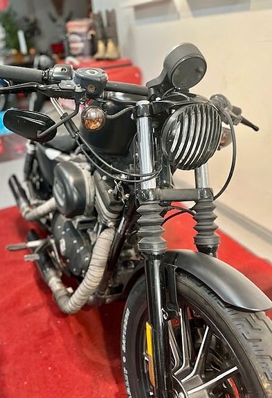 Harley-Davidson XL883N Sportster IRON 5 of 6