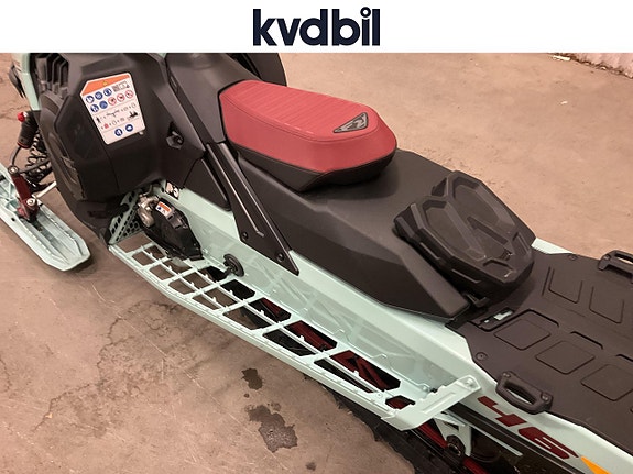 Ski-Doo E-TEC Turbo R 146" 7 of 16