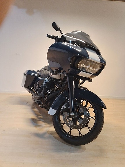 Harley-Davidson Road Glide 114 Patriot Special 3 of 5
