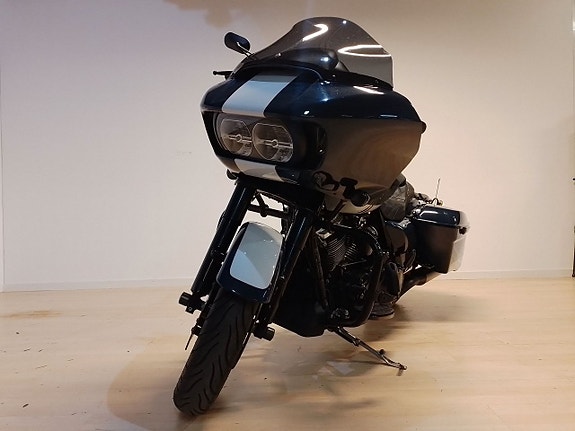 Harley-Davidson Road Glide 114 Patriot Special 2 of 5
