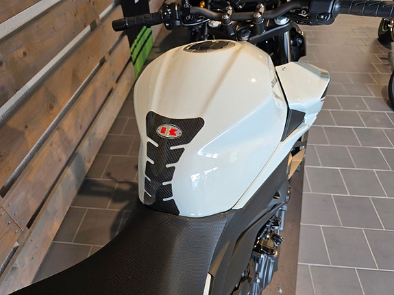 Kawasaki Z400 A2 4 of 13