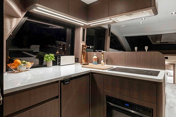 NY Galeon 480 Flybridge/Galeon 470 Skydeck - 2026 6 of 12