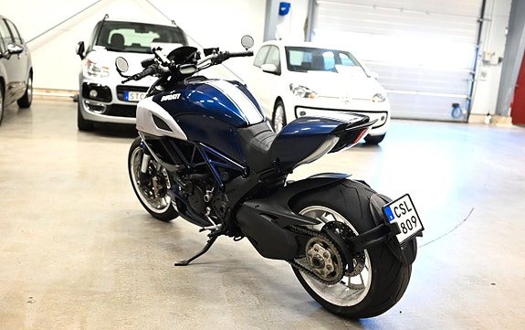 Ducati Diavel 1.2 L-Twin Carbon ABS 10 of 13