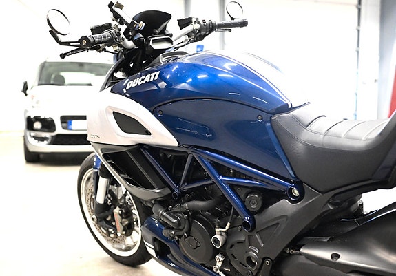 Ducati Diavel 1.2 L-Twin Carbon ABS 11 of 13