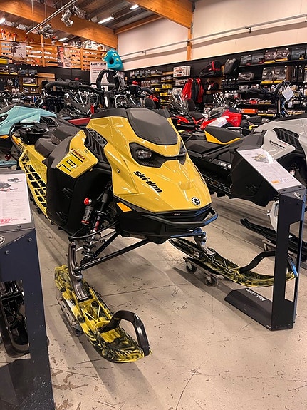 Ski-Doo Freeride 146  850 E-TEC 2 of 2