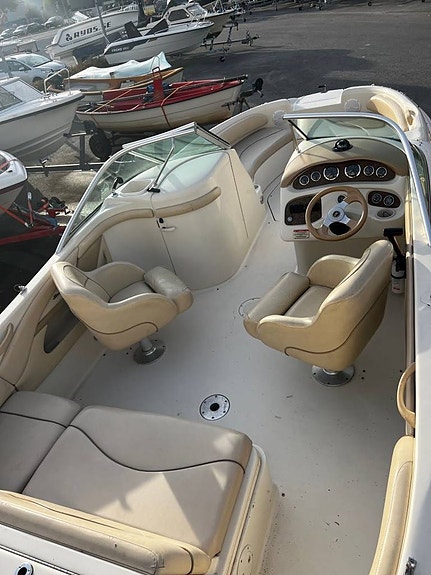 Sea Ray 210 SD + Mercrusier 5L V8 2 of 5
