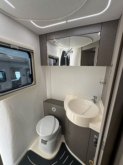 Wingamm Oasi 540 140HK AUT Stor lounge! Endast 5,40m! UNIK! 18 of 27
