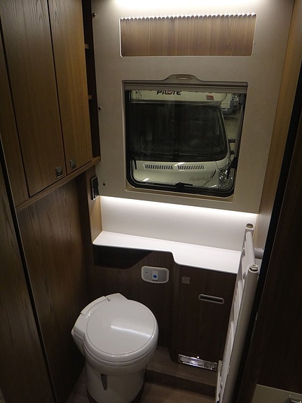 Hymer I 880 " Enkelsängar " Automat " MB chassi " 9 of 30