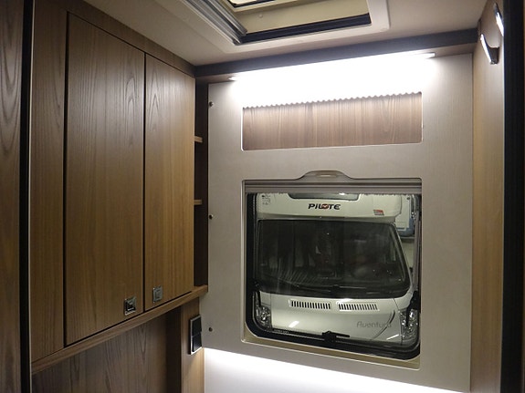 Hymer I 880 " Enkelsängar " Automat " MB chassi " 10 of 30