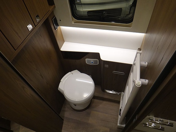 Hymer I 880 " Enkelsängar " Automat " MB chassi " 8 of 30
