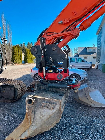 Hitachi ZX 210 LC-5 B 8 of 17