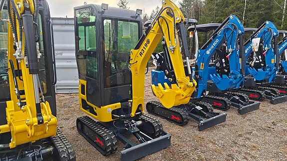 Minigrävare 1 ton, hytt med värme, bomsväng, bredda larver.