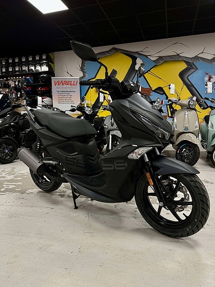 Kymco Super 8R 50i Orange el. svart, Omg. leverans!