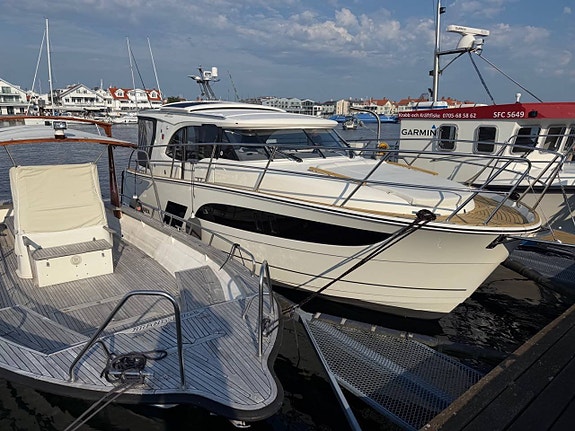 Marex 330 VP D6-440 DPI -23 Se den på Donsö båtmässa 1 aug 2 of 4