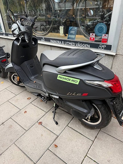 Sista X:et - Kymco Like II S 50i - NY - hjälm på köpet 2 of 2