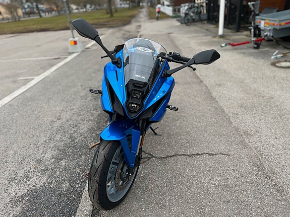 Suzuki GSX-8R 3 of 5