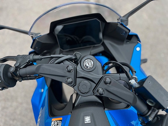 Suzuki GSX-8R 6 of 6