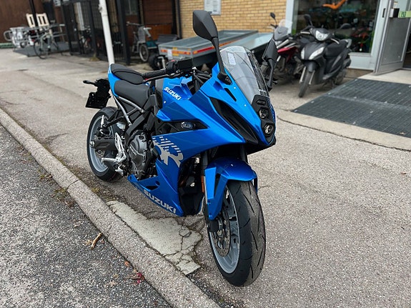 Suzuki GSX-8R 2 of 5