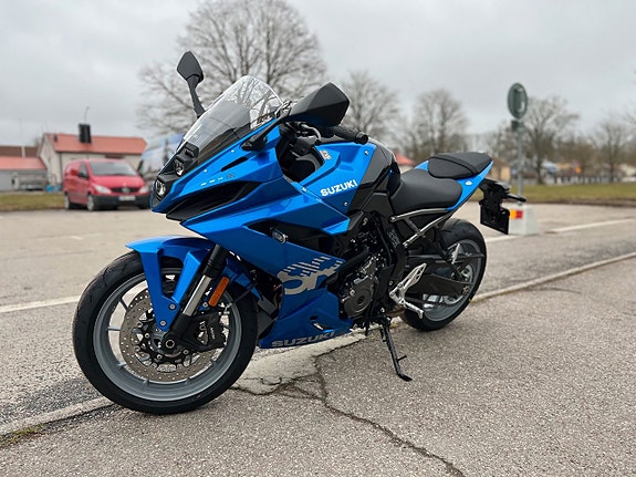 Suzuki GSX-8R 4 of 5