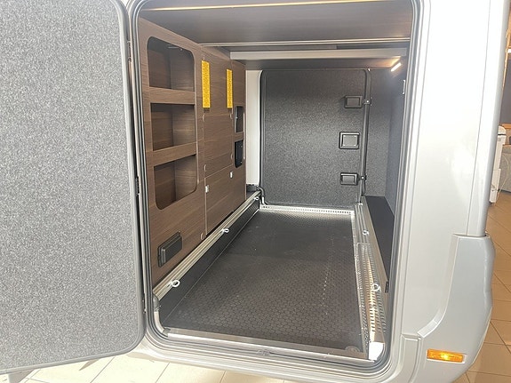 Adria MATRIX SUPREME MB 670 DL (ALDE+Mercedes+Ugn+Golvvärme) 7 of 24
