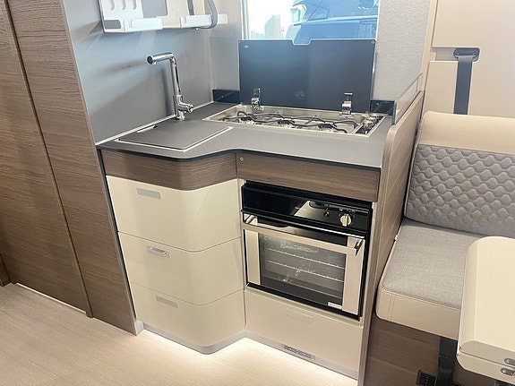 Adria MATRIX SUPREME MB 670 DL (ALDE+Mercedes+Ugn+Golvvärme) 14 of 24