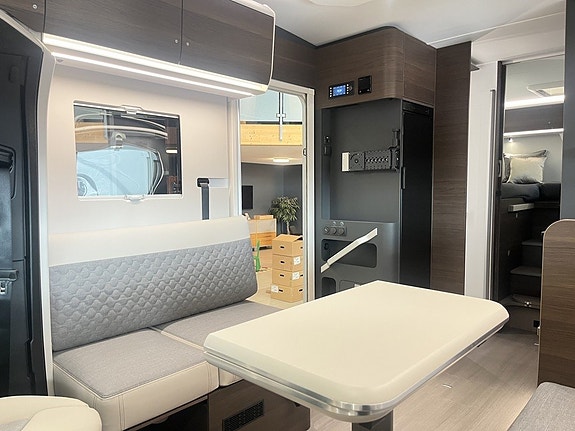 Adria MATRIX SUPREME MB 670 DL (ALDE+Mercedes+Ugn+Golvvärme) 12 of 24
