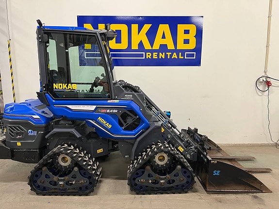 Kompaktlastare Multione 8.4 Bandsats Uthyres