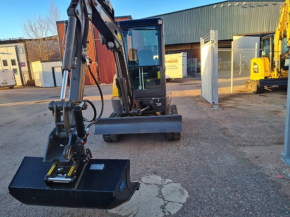 MINIGRÄVARE VOLVO ECR25D  NY TILT & 3st NYA SKOPOR 6 of 10