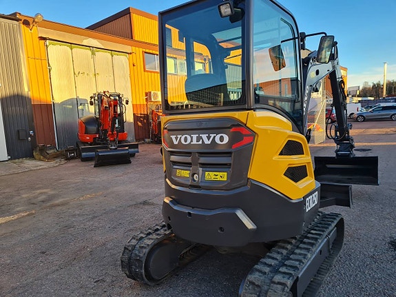 MINIGRÄVARE VOLVO ECR25D  NY TILT & 3st NYA SKOPOR 4 of 10
