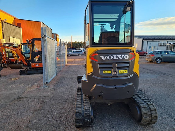 MINIGRÄVARE VOLVO ECR25D  NY TILT & 3st NYA SKOPOR 7 of 10