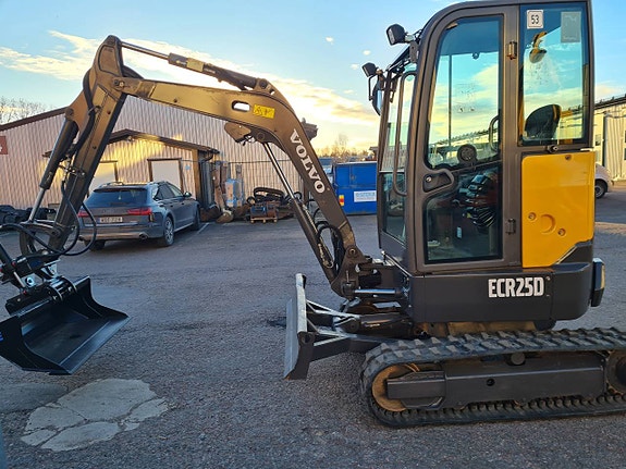 MINIGRÄVARE VOLVO ECR25D  NY TILT & 3st NYA SKOPOR 3 of 10