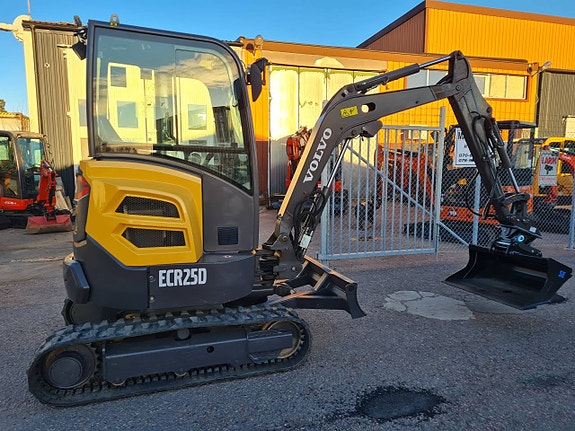 MINIGRÄVARE VOLVO ECR25D  NY TILT & 3st NYA SKOPOR 5 of 10