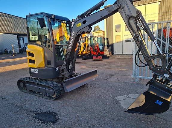 MINIGRÄVARE VOLVO ECR25D  NY TILT & 3st NYA SKOPOR 2 of 10
