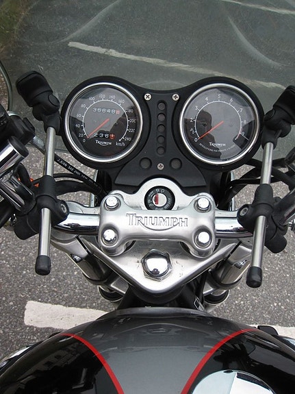 Triumph Thunderbird 900 6 of 7
