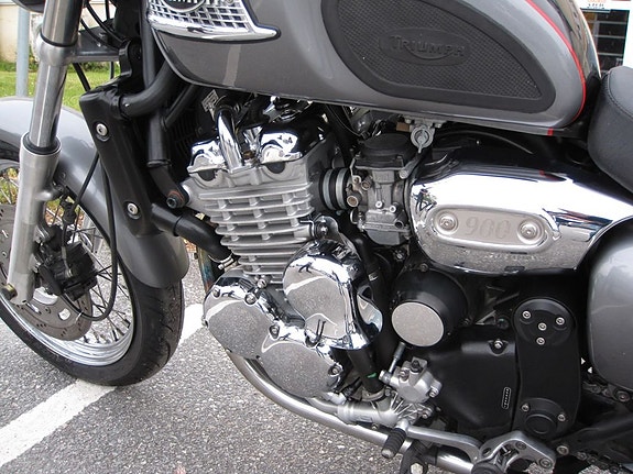 Triumph Thunderbird 900 2 of 7