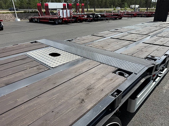 Hakarps - 42 tons maskinvagn med hydrauliska ramper OMG LEV 9 of 12