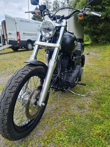 Harley-Davidson Dyna Street Bob FXDB 8 of 18