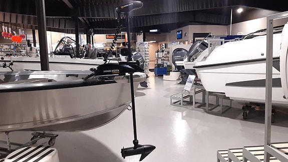 Buster S FISHING + Yamaha F30BETL 4 of 6