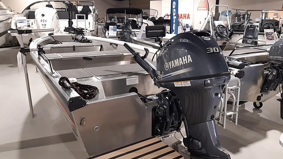 Buster S FISHING + Yamaha F30BETL 2 of 6