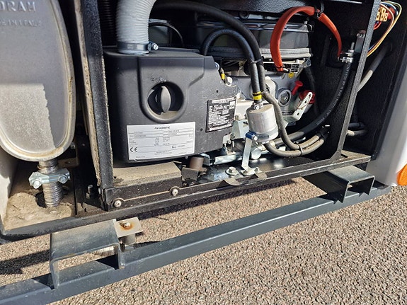 Passa på REA Frisör / optiker / reception /OB buss Volvo 6 of 11