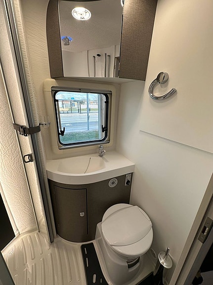 Wingamm Oasi 690 TWIN 140HK AUT Långbädd+taksäng! VINTERVAGN 18 of 24
