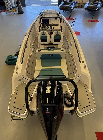 Axopar 22 Spyder Revolve 2022, mkt välutrustad, leveransklar 5 of 12
