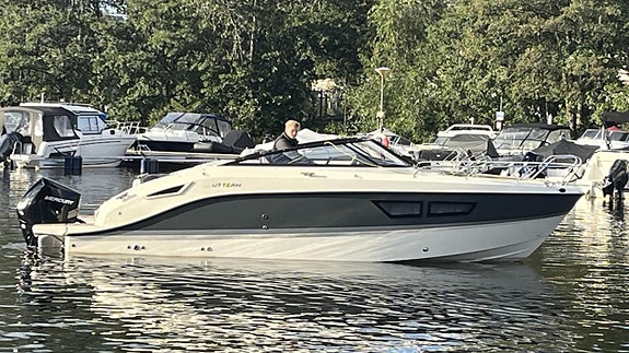 Uttern D77 / Mercury F300 -22 ( 101h )