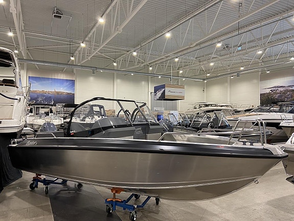 Buster X 2025 ink. Yamaha F70AETL 2025